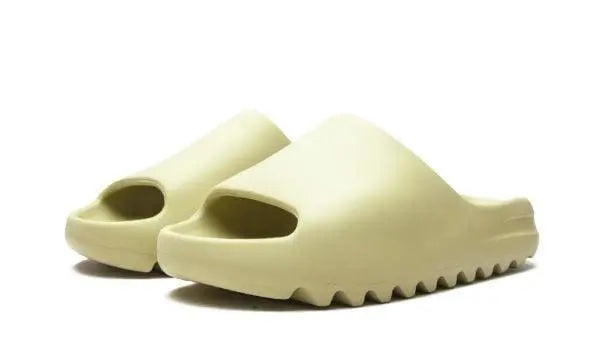ADIDAS YEEZY
YEEZY SLIDE
"Resin"