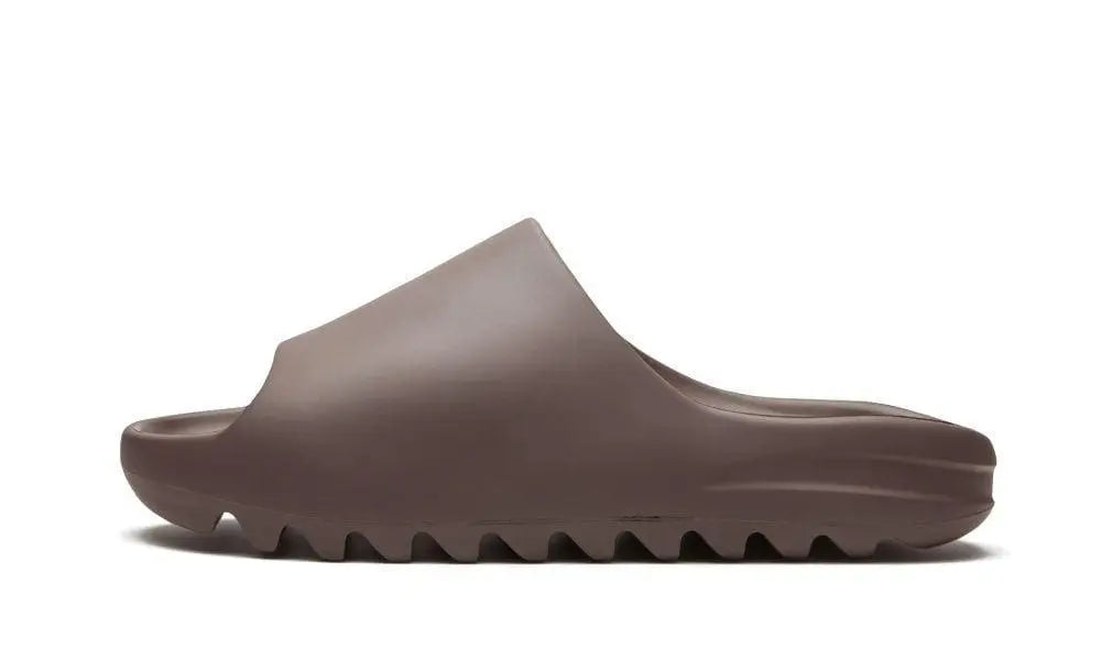 ADIDAS YEEZY
YEEZY SLIDE
"Soot"