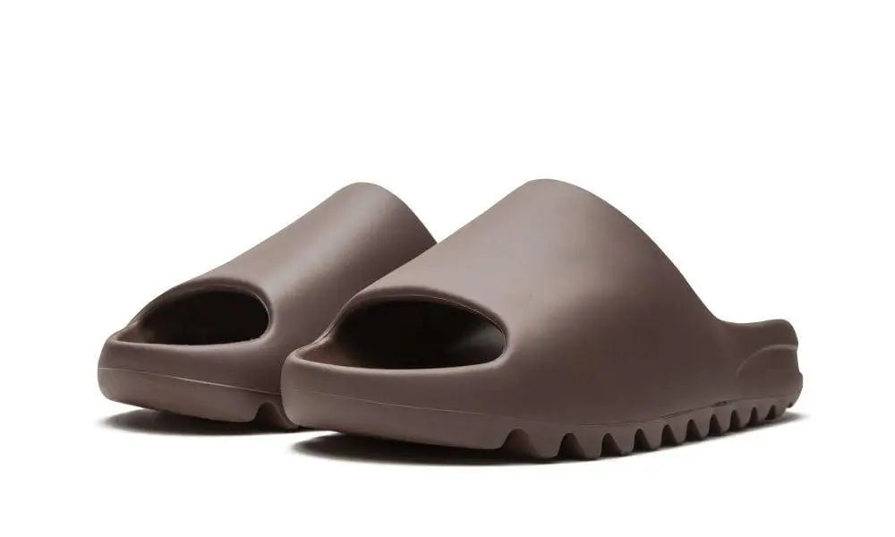 ADIDAS YEEZY
YEEZY SLIDE
"Soot"