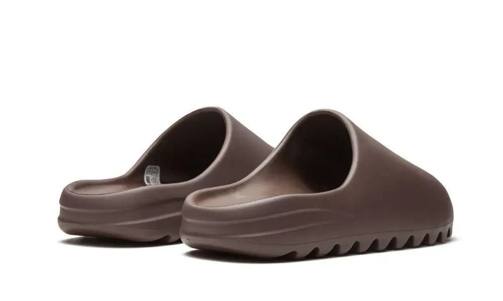 ADIDAS YEEZY
YEEZY SLIDE
"Soot"