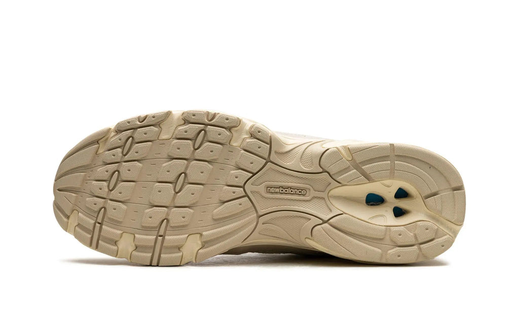 NEW BALANCE
530
"Beige / Angora"