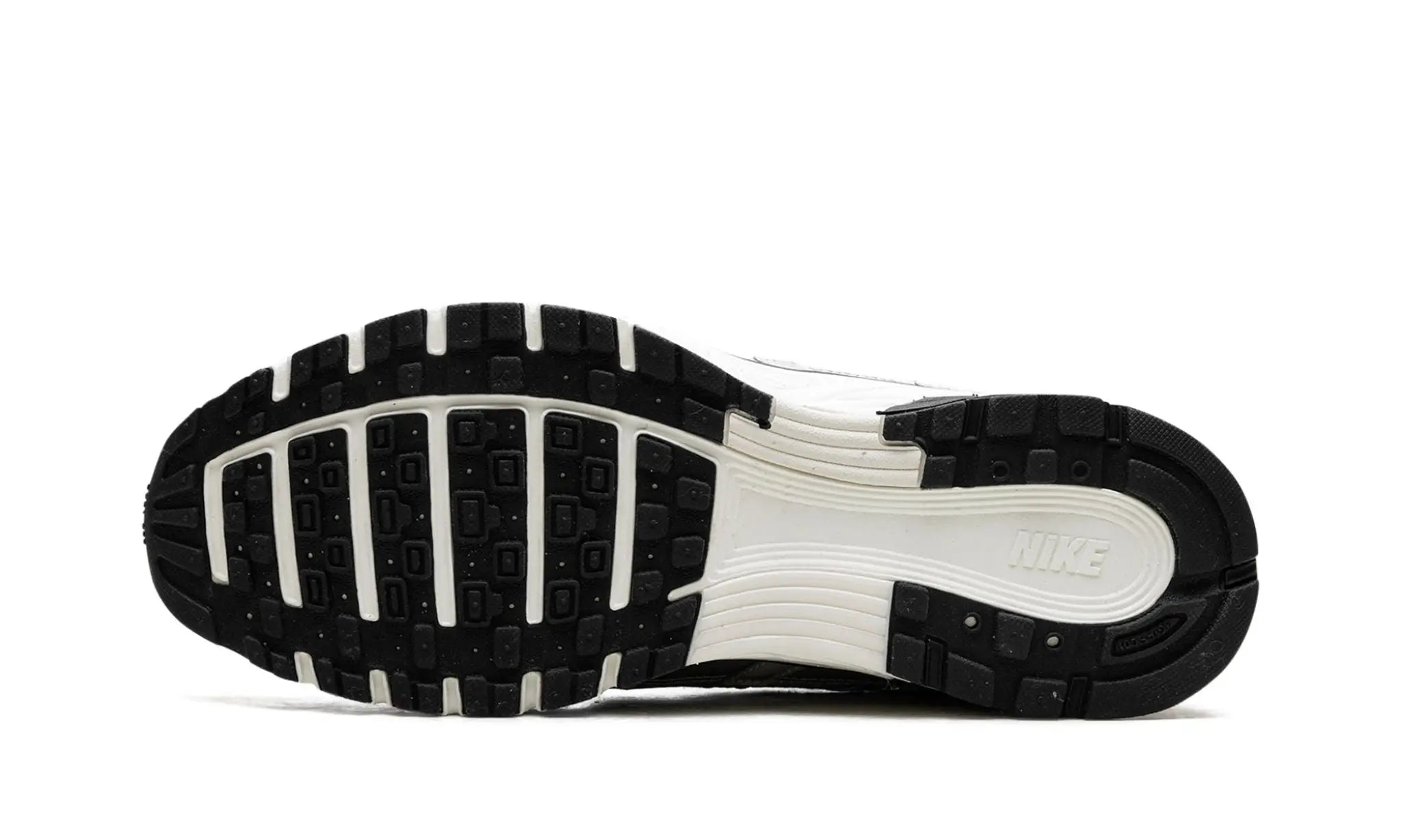 Nike
P-6000
"Metallic Silver"